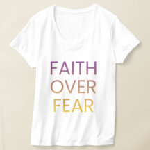 信仰は恐怖に勝る 女性用Tシャツ - 励ましのクリスチャン