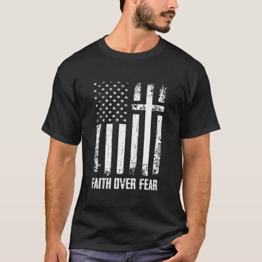 信仰は恐怖を超える キリスト教の十字架 アメリカ国旗 Tシャツ (正面)
