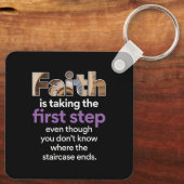 「信仰は第一歩を踏み出す…」 グラフィックス(3.W) キーホルダー (裏面)