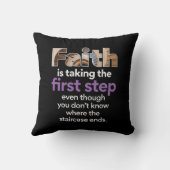 「信仰は第一歩を踏み出す…」 グラフィックス(3.W) クッション (裏面)