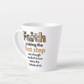 「信仰は第一歩を踏み出す…」 グラフィック(1.B) カフェラテマグ (左アングル)