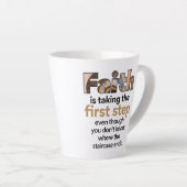 「信仰は第一歩を踏み出す…」 グラフィック(1.B) カフェラテマグ (右アングル)