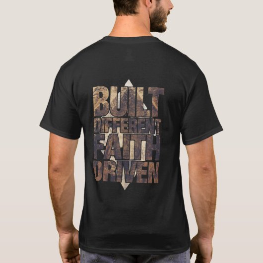 信仰心で駆けるBuilt Different Tシャツ | キリスト教徒のジム (裏面)