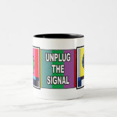 "信号"のマグプラグを抜いて下さい ツートーンマグカップ (中央)