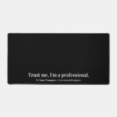 信頼してください、 私はプロの面白い職業です デスクマット (正面)