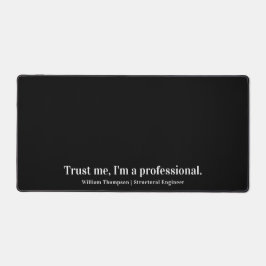 信頼してください、 私はプロの面白い職業です デスクマット