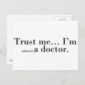 "信頼して下さい私を… 私は(ほとんど)医者です。" ポストカード (正面/裏面)