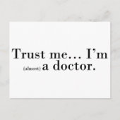 "信頼して下さい私を… 私は(ほとんど)医者です。" ポストカード (正面)