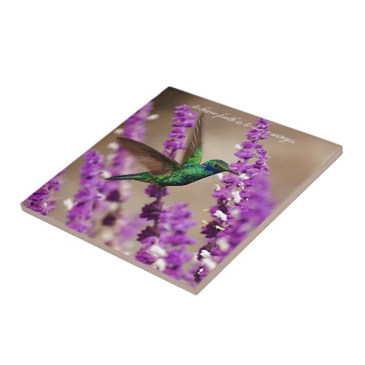 信頼のきらめくなすみれ色耳のハチドリの翼 タイル (側面)