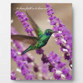 信頼のきらめくなすみれ色耳のハチドリの翼 フォトプラーク (正面)