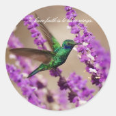 信頼のきらめくなすみれ色耳のハチドリの翼 ラウンドシール (正面)