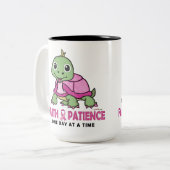 信頼忍耐: 乳癌のピンクのアオウミガメ ツートーンマグカップ (正面左)