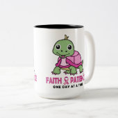 信頼忍耐: 乳癌のピンクのアオウミガメ ツートーンマグカップ (正面右)