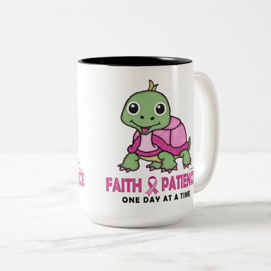 信頼忍耐: 乳癌のピンクのアオウミガメ ツートーンマグカップ (正面右)