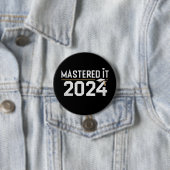 修士号をマスターした 2024 修士号  缶バッジ (インサイチュ)