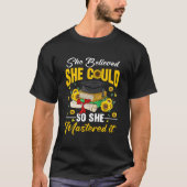 修士号取得おめでとう 彼女は修士号を取得しました Tシャツ (正面)