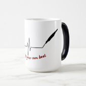 修辞の斜めのロゴの変形させるコーヒー・マグ モーフィングマグカップ (正面右)