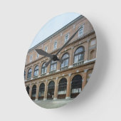 修道院の残りの翼、現在のアカデミー ラウンド壁時計 (傾斜)