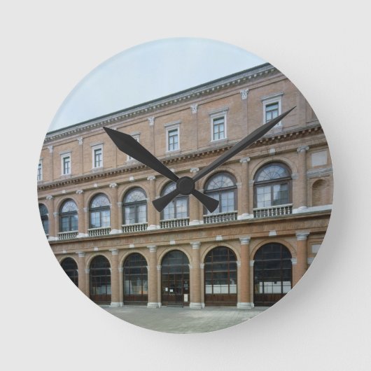 修道院の残りの翼、現在のアカデミー ラウンド壁時計 (正面)