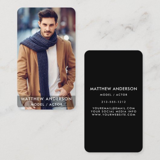 俳優のモデル写真のモダンな黒R 名刺 (正面/裏面)