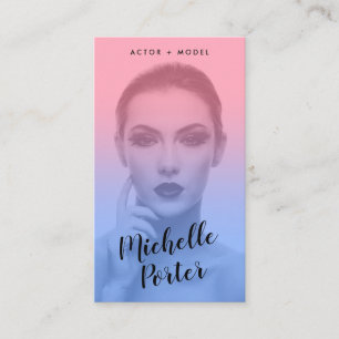 俳優はheadshotの写真の青いピンクの勾配を模倣します 名刺