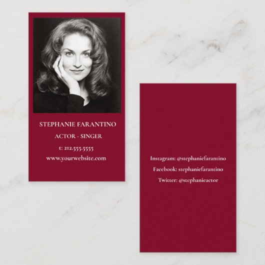 俳優ブラック&ホワイトヘッドショット垂直バーガンディーレッド 名刺 (正面/裏面)