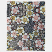 俳句/白黒ピンクイエロー春の花 フリースブランケット (正面)