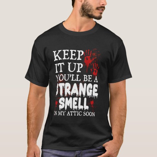 俺の屋根裏保には妙な匂いがするぞ Tシャツ (正面)