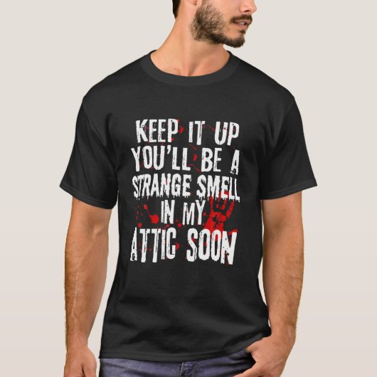 俺の屋根裏保には妙な匂いがする Tシャツ (正面)