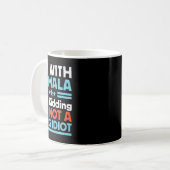 俺はカマラと一緒にいるから嘘つきじゃない コーヒーマグカップ (正面左)