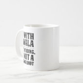 俺はカマラと一緒に冗談を言ってるだけだ コーヒーマグカップ (正面左)