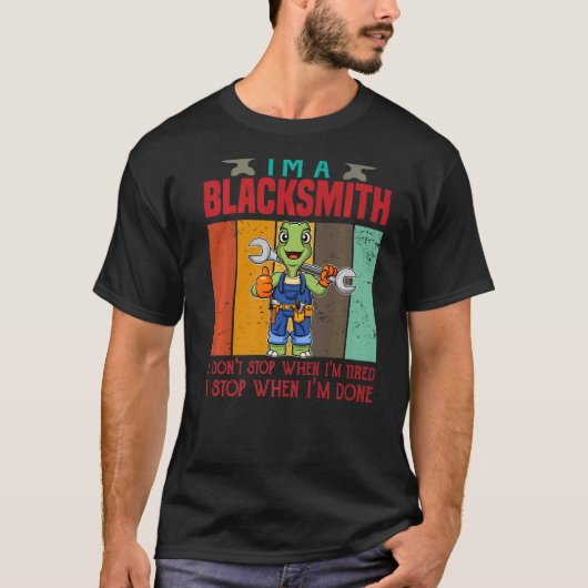 俺は疲れた時にストップは鍛冶屋だ Tシャツ (正面)