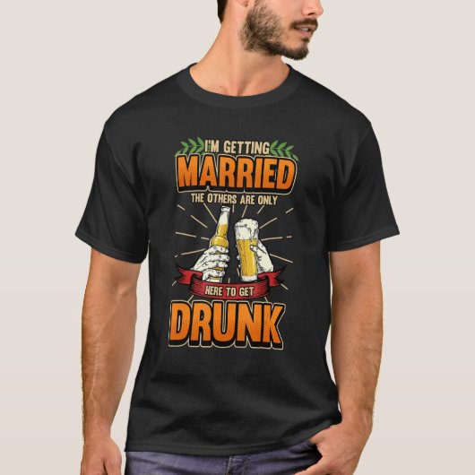 俺は結婚するんだ他の奴らは逃げようと来てる Tシャツ (正面)