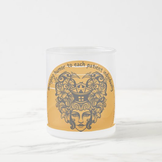 個々の患者にユーモアをもたらす フロストグラスマグカップ (中央)