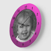 個人カスタム写真と文字ピンクのフレーム ラージ壁時計 (傾斜)