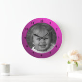 個人カスタム写真と文字ピンクのフレーム ラージ壁時計 (ホーム)