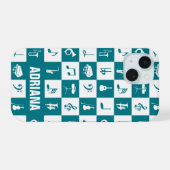 個人ティール(緑がかった色)とホワイトミュージックノートの楽器 iPhone 15ケース (裏面横)