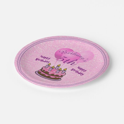 個人化して下さい:  女の子の第5誕生日の織り目加工のピンク ペーパープレート (アングル)
