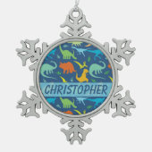 個人化なるべきカラフルな恐竜パターン スノーフレークピューターオーナメント (正面)