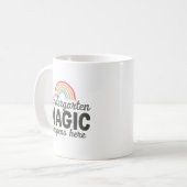 個人名入り 幼稚園の魔法がここで起こるデザイン コーヒーマグカップ (正面左)