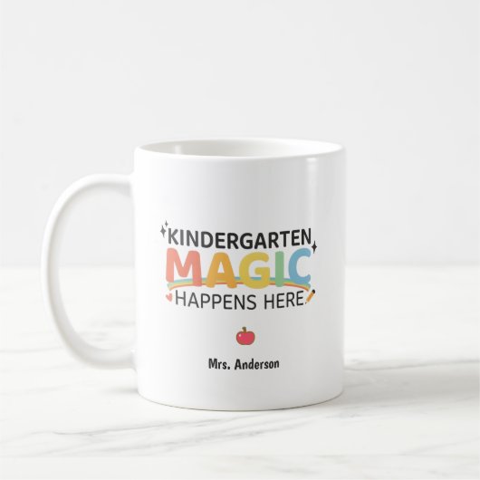 個人名入り 幼稚園の魔法がここで起こるデザイン コーヒーマグカップ (左)