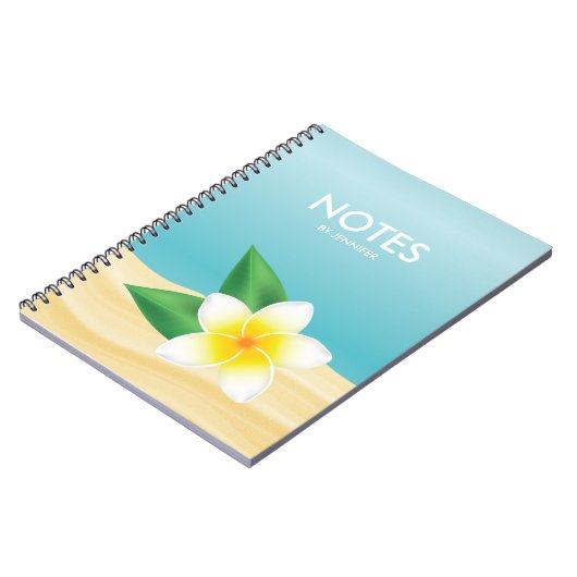 個人用に設定できるタイトルの白いフランジパニの花 ノートブック (左側)