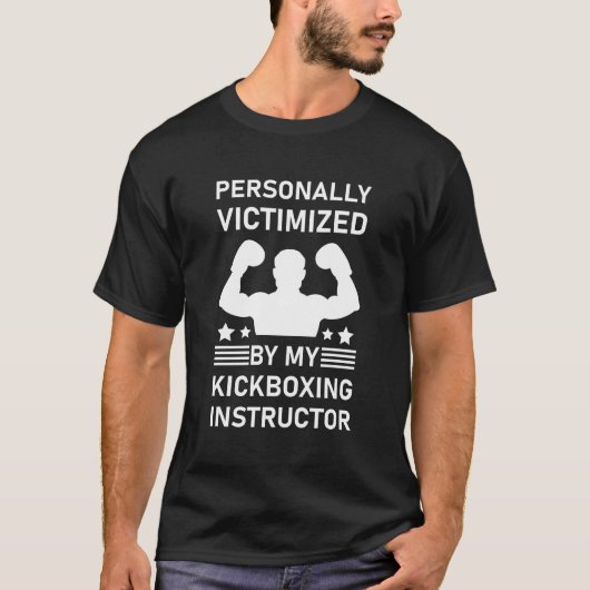 個人的に私のキックボクシングインストラクターに犠牲 Tシャツ (正面)