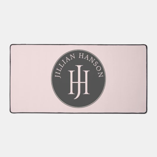 個人芸術的モノグラム名ロゴ赤面ピンク デスクマット (正面)