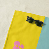 個性的なアクアとイエローのレトロタイポグラフィーファン ビーチタオル (インサイチュ)