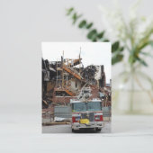 倒壊して燃えた建物と消防車 ポストカード (スタンド正面)