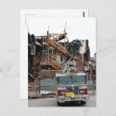 倒壊して燃えた建物と消防車 ポストカード (正面/裏面)