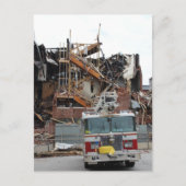 倒壊して燃えた建物と消防車 ポストカード (正面)