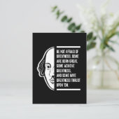 偉大なシェイクスピア引用文を恐れない ポストカード (スタンド正面)