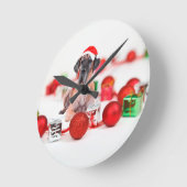 偉大なダン犬とクリスマスオーナメントの贈り物 ラウンド壁時計 (傾斜)
